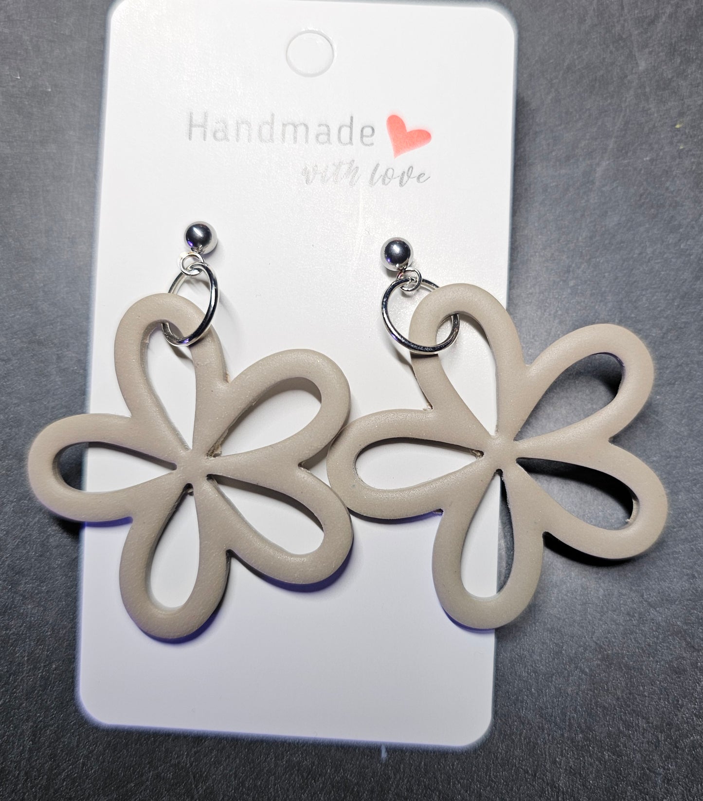 Beige flower earrings