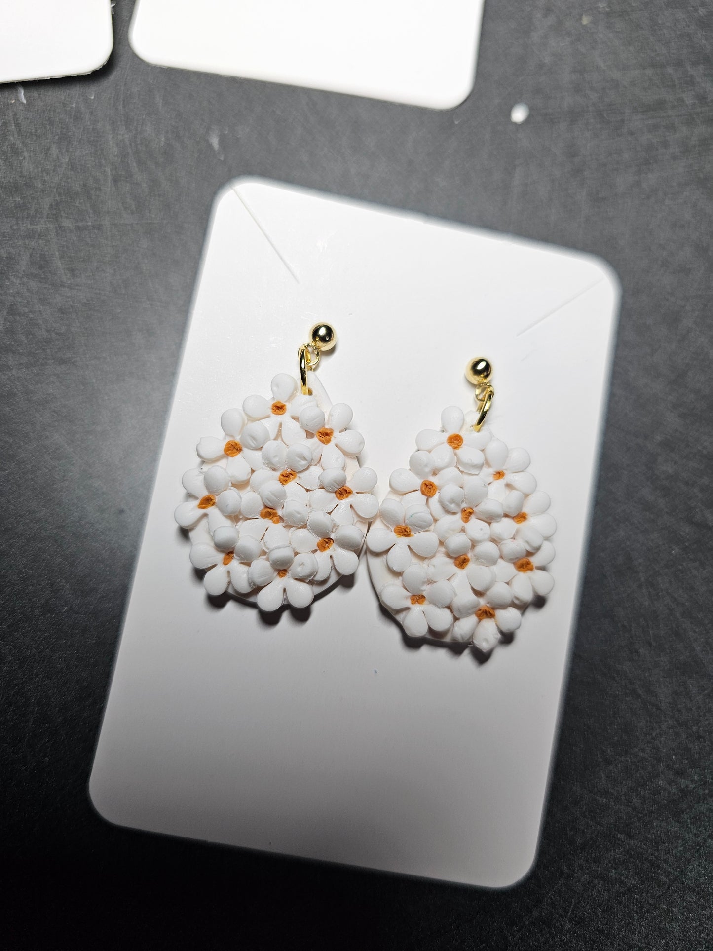 Daisy dangle earrings